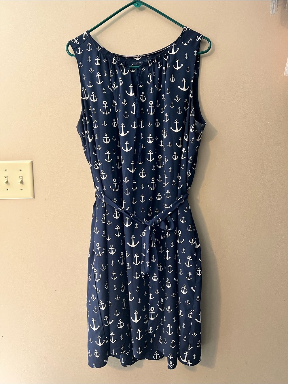 Tommy Hilfiger XL sleeveless navy blue dress with white anchors. Fabric belt.